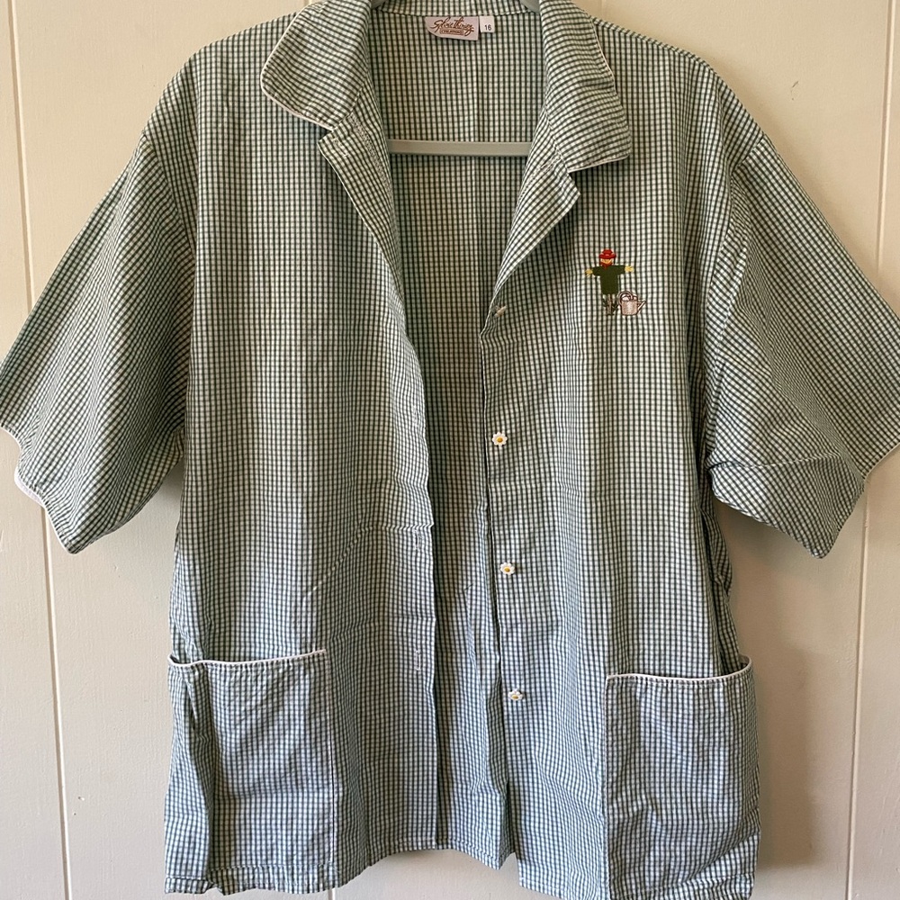 Adorable vintage flower button up shirt